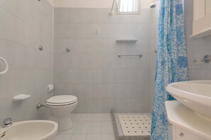 Villa | Bathroom | Shower, towels
