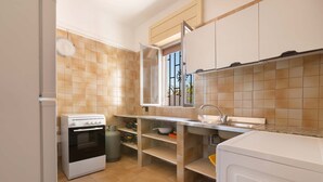ثلاجة/مجمد بحجم كبير، فرن
