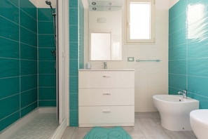 Villa | Salle de bain | Douche, sĂšche-cheveux