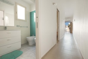 Villa | Salle de bain | Douche, sĂšche-cheveux