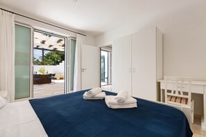 2 chambres, fer et planche à repasser, draps fournis
