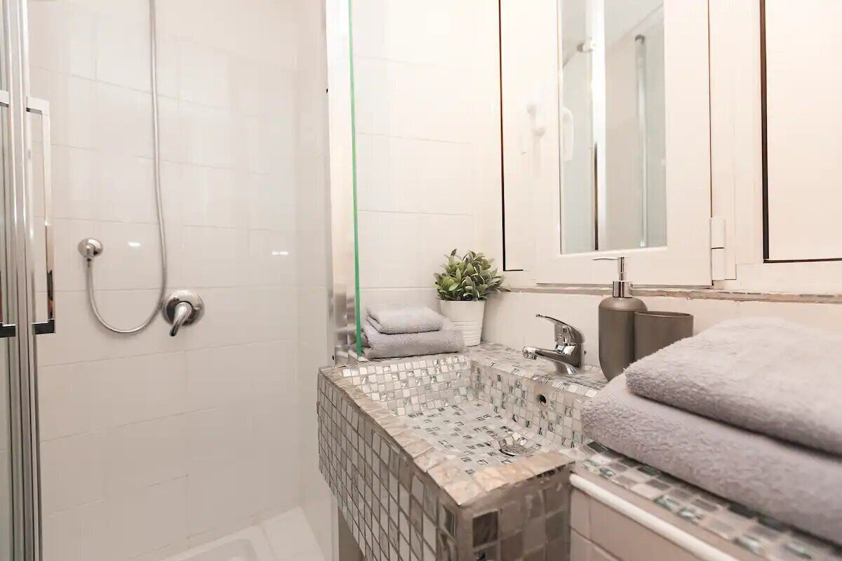 Suihku, hiustenkuivaaja, bidee, pyyhkeet