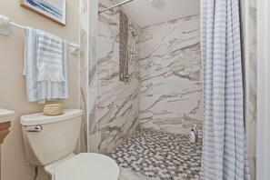 Douche, séchoir à cheveux, serviettes fournies