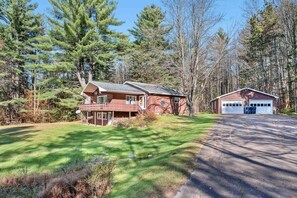Exterior - Spacious Ski Home - 10 Miles to Stowe 3 bed 4 bath (Morristown)