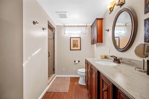 Combined shower/bathtub, hair dryer, towels, soap