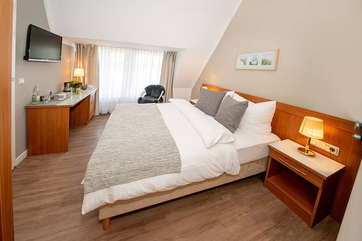 Desk, laptop workspace, WiFi (free), bed sheets
