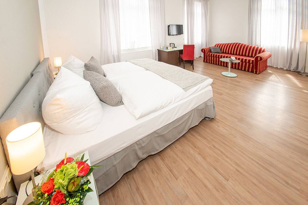 Triple Room | Desk, laptop workspace, WiFi (free), bed sheets
