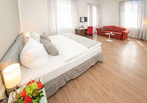 Triple Room | Meja, ruang kerja komputer riba, Wi-fi percuma, cadar katil