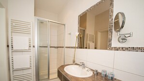 Quadruple Room | Bathroom | Shower - Fliegendes Perlhuhn (Lilienthal)