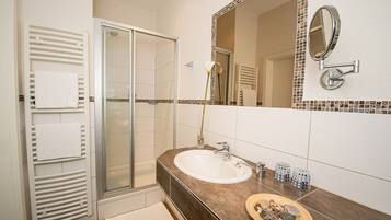 Vierbettzimmer | Badezimmer | Dusche