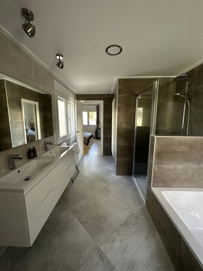 Badewanne, Haartrockner, Handtücher, Seife