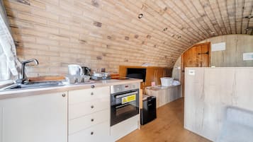 Frigorifero, forno, piano cottura, bollitore elettrico
