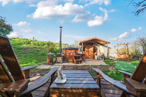 Luxury Pod-sleeps 2-hot Tub-pets-garden