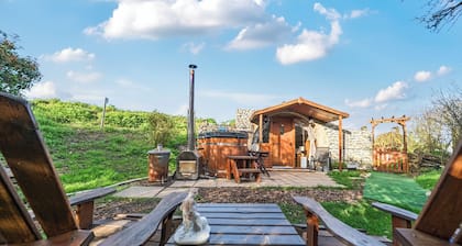 Luxury Pod-sleeps 2-hot Tub-pets-garden