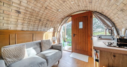 Luxury Pod-sleeps 2-hot Tub-pets-garden