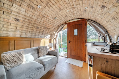 Luxury Pod-sleeps 2-hot Tub-pets-garden