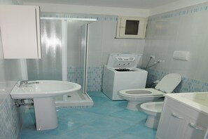 Standardlejlighed - 1 soveværelse (Cetara House on Amalfi Coast) | Badeværelse | Bruser, hårtørrer, bidet, håndklæder