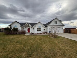 Exterior - Shelter Grove-30 day rental or longer in the Four Corner area with a hot tub! (Bozeman)