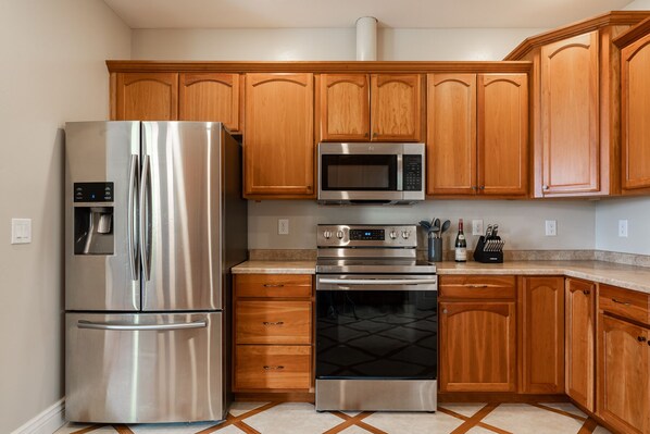 Kühlschrank, Mikrowelle, Ofen, Herdplatte