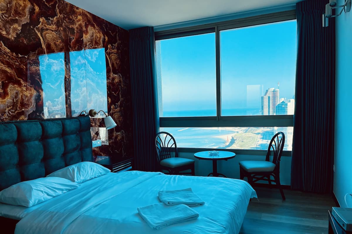 Design Room | 1 bedroom, premium bedding, desk, laptop workspace
