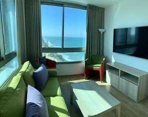 Premium bedding, desk, laptop workspace, blackout curtains - C Tower Apartments (Netanya)