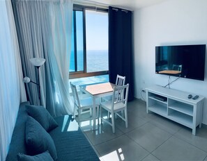 Family Apartment | Premium bedding, desk, laptop workspace, blackout drapes - C Tower Apartments (Netanya)
