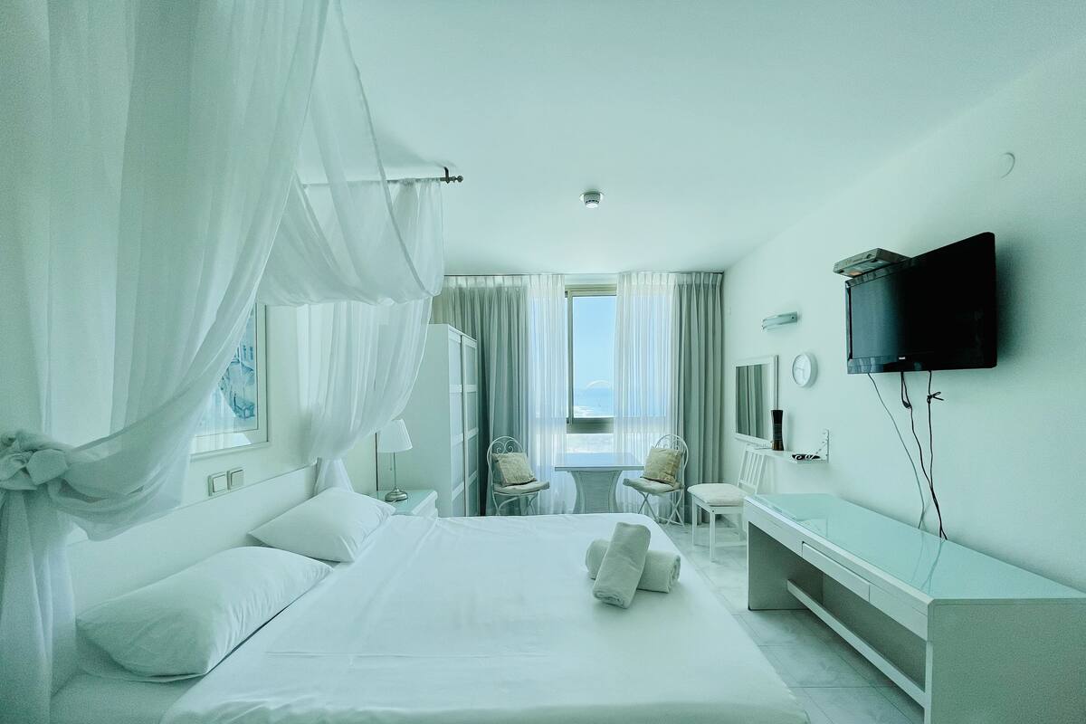 Comfort Studio, 1 King Bed, Non Smoking, Sea View | 1 bedroom, premium bedding, desk, laptop workspace