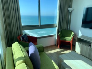 Business Apartment | Premium bedding, desk, laptop workspace, blackout drapes - C Tower Apartments (Netanya)