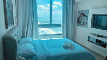 Panoramic Studio Suite | Premium bedding, desk, laptop workspace, blackout drapes