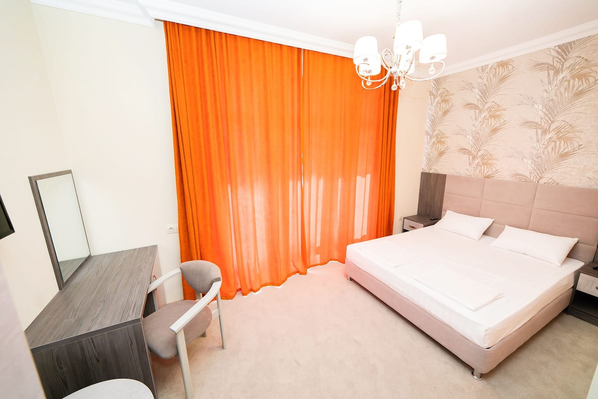 1 bedroom, in-room safe, desk, free WiFi