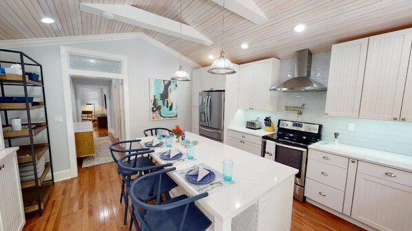 Kjøleskap, mikrobølgeovn, ovn og kokeplater