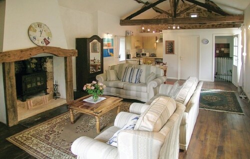 Cottage set in grounds of 25 acres with lake