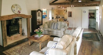 Cottage set in grounds of 25 acres with lake