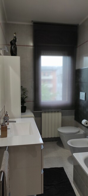 Combinazione doccia/vasca, bidet, asciugamani, sapone