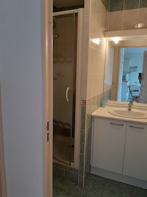 Douche, sĂšche-cheveux, savon, shampoing