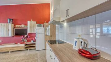 ثلاجة، ميكروويف، فرن، موقد طهي مسطح