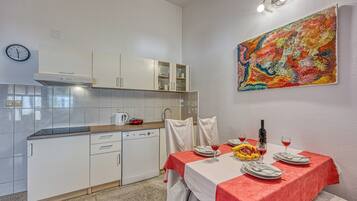 ثلاجة، ميكروويف، فرن، موقد طهي مسطح