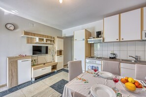 Family Apartment, 1 Bedroom, Mountainside (Silver Apartment Sea View) | Private kitchen | Fridge, microwave, oven, stovetop