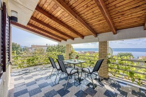 Familielejlighed - flere soveværelser - ved bjerg (Cherry Apartment With Sea View) | Terrasse/gårdhave