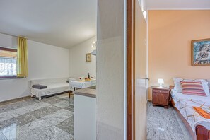 Familielejlighed - flere soveværelser - ved bjerg (Orange Apartment Sea View) | 1 soveværelse, gratis Wi-Fi, sengetøj