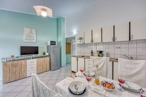 Family Apartment, Multiple Bedrooms, Mountainside (Turquoise Apartment Sea View) | Private kitchen | Fridge, microwave, oven, stovetop - Silver Cherry Apartments (Jasenice)