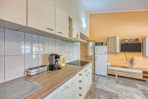 Familielejlighed - flere soveværelser - ved bjerg (Orange Apartment Sea View) | Privat køkken | Køleskab, mikrobølgeovn, ovn, kogeplade