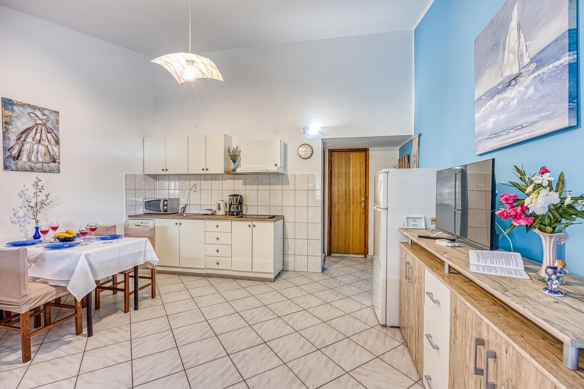 شقة عائلية - غرفة نوم واحدة - ميكروويف - بالقرب من الجبل (Sea View Blue Apartment Near Zadar)