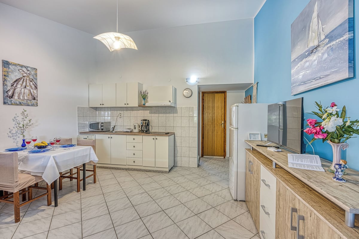 Family Apartment, 1 Bedroom, Microwave, Mountainside (Sunset Sea View Blue Apartment) | Private kitchen