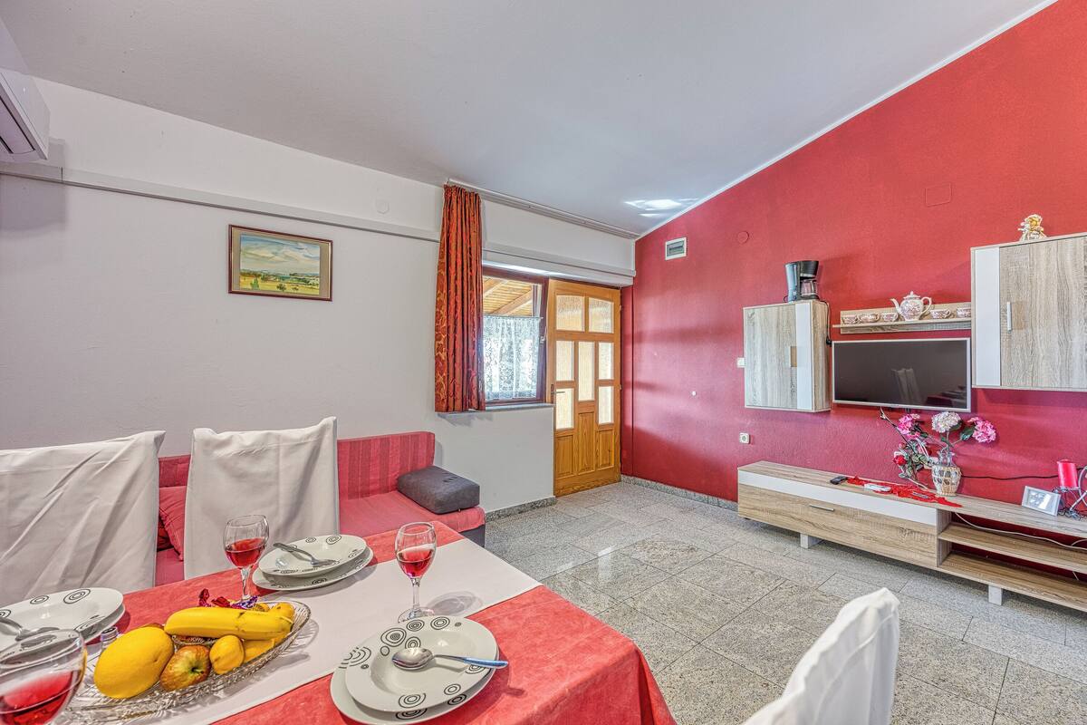 Family Apartment, Multiple Bedrooms, Mountainside (Cherry Apartment With Sea View) | Dining room