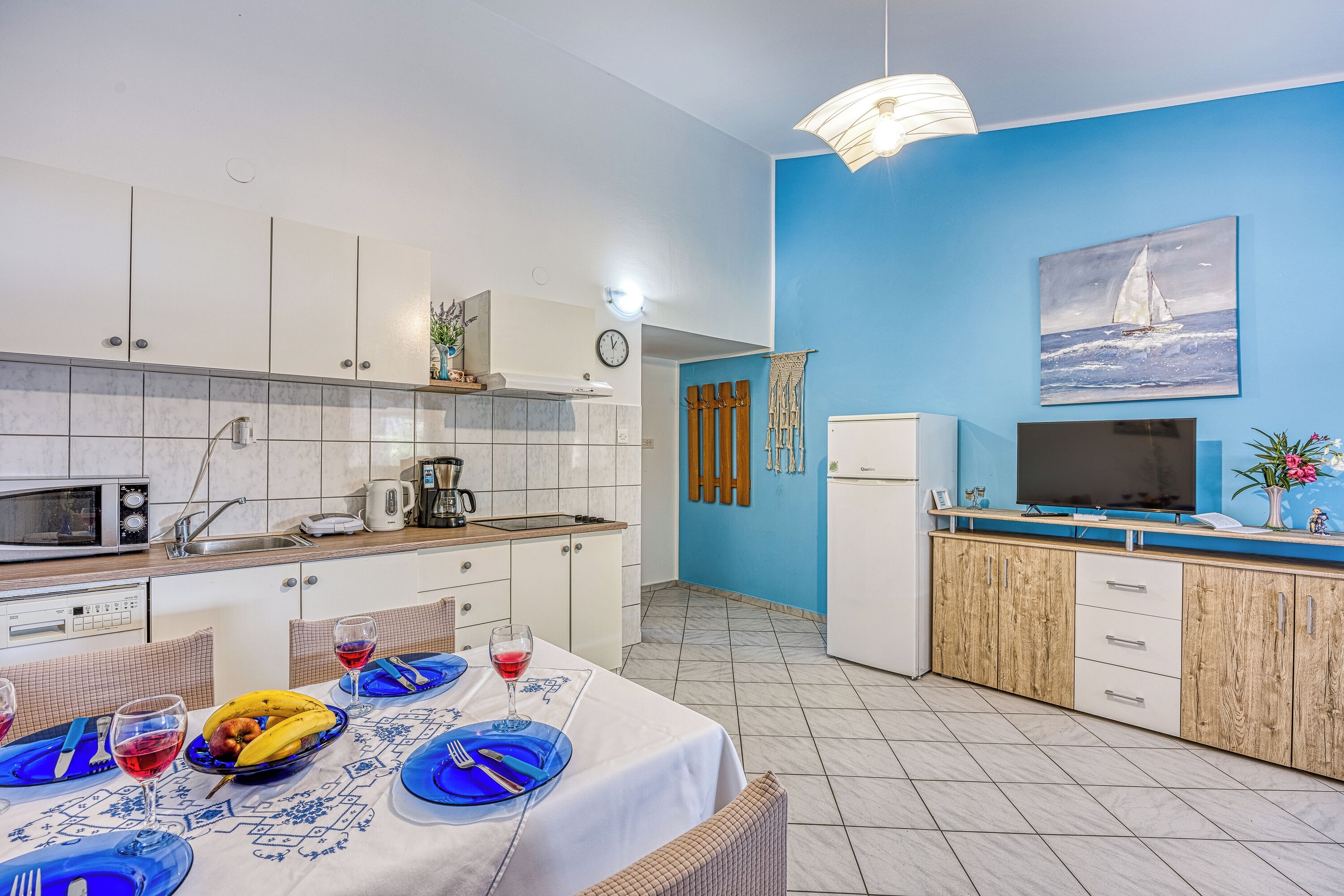 Apartamento familiar, varias habitaciones, junto a la montaña (Sunset Sea View Blue Apartment) | Cocina privada | Frigorífico, microondas, horno y placa de cocina