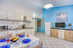 Familie appartement, meerdere slaapkamers, uitzicht op gebergte (Sunset Sea View Blue Apartment) | Interieur
