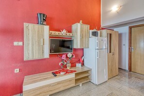 Apartamento familiar, varias habitaciones, junto a la montaña (Cherry Apartment With Sea View) | Zona de estar | Televisión de pantalla plana de 21 pulgadas con canales por satélite
