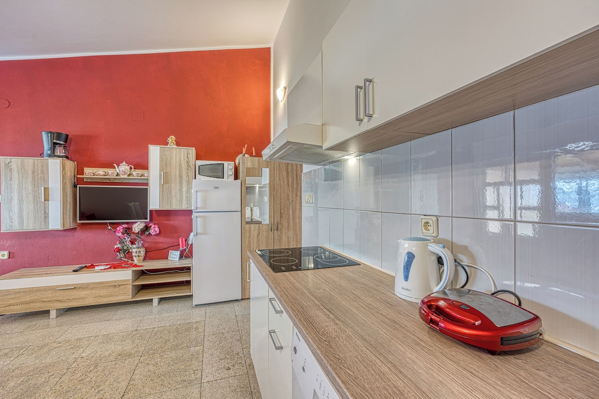 Family Apartment, 1 Bedroom, Mountainside (Cherry Apartment With Sea View) | Private kitchen | Fridge, microwave, oven, stovetop