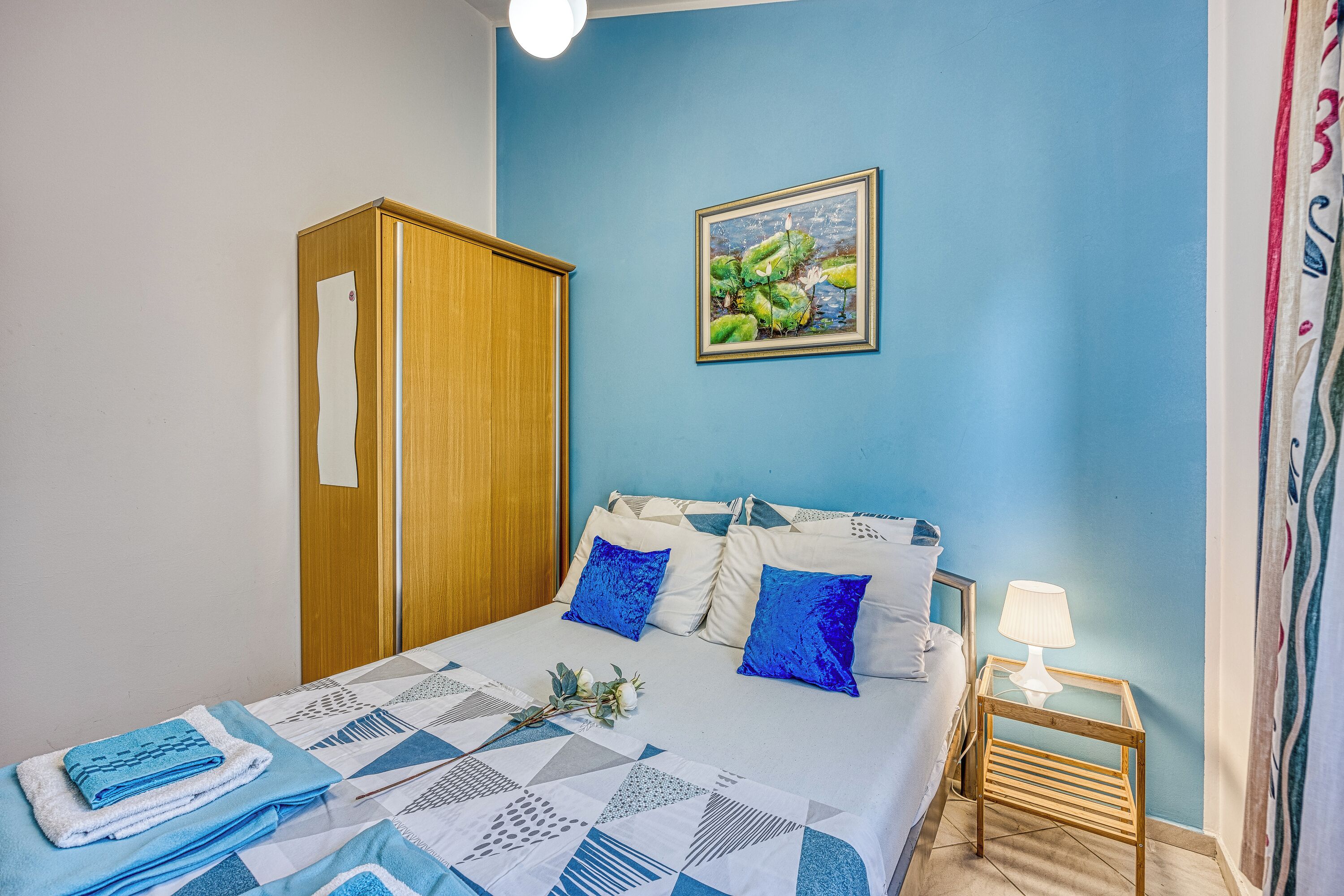 Familielejlighed - flere soveværelser - ved bjerg (Sunset Sea View Blue Apartment) | 1 soveværelse, gratis Wi-Fi, sengetøj